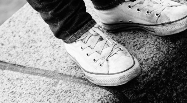 白鞋怎么晒干才不会变黄