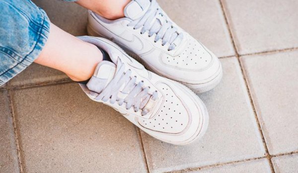 白鞋怎么晒干才不会变黄