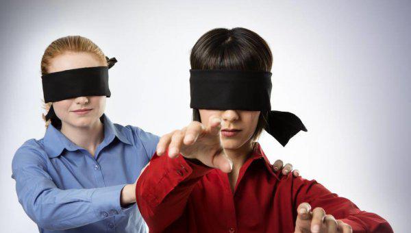 不聋不瞎不配当家什么意思