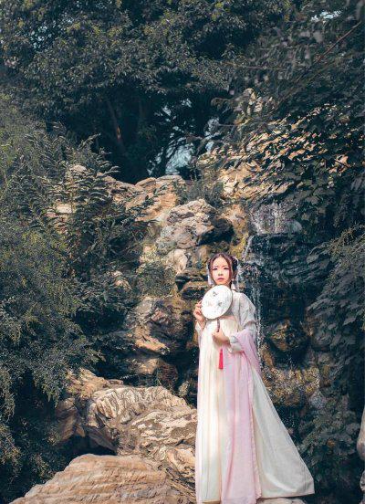 不聋不瞎不配当家什么意思