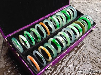 玉镯戴哪个手腕上比较好 翡翠玉镯戴在左手还是右手