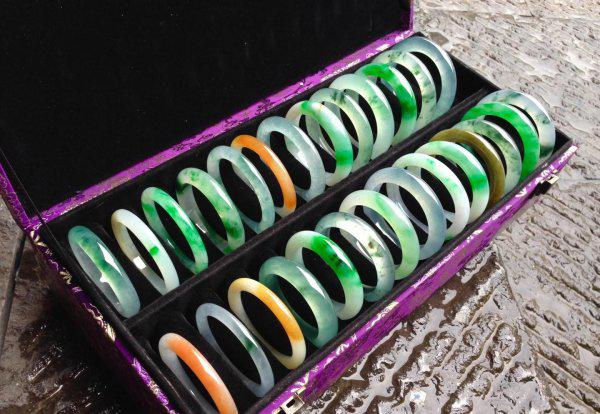 玉镯戴哪个手腕上比较好