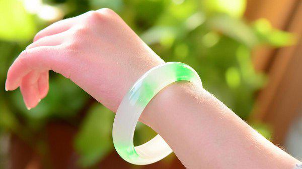 玉镯戴哪个手腕上比较好