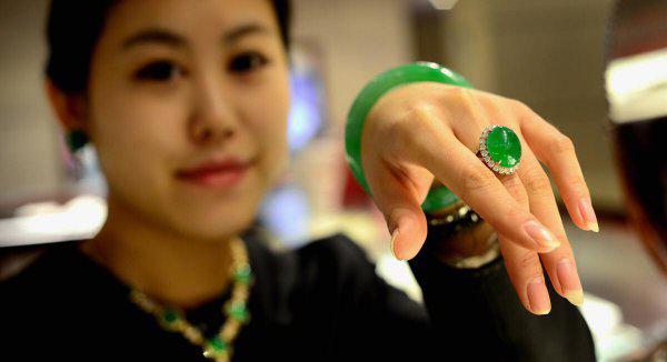 玉镯戴哪个手腕上比较好