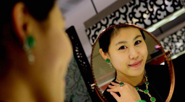 玉镯戴哪个手腕上比较好