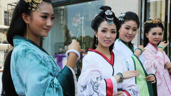 玉镯戴哪个手腕上比较好