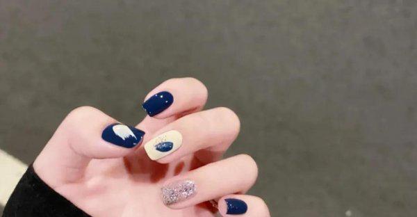 手黑适合什么颜色的美甲显白