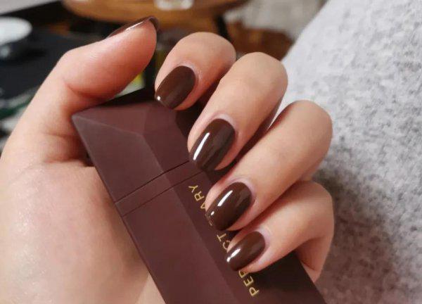 手黑适合什么颜色的美甲显白