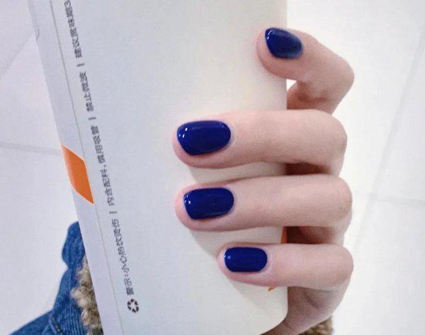 手黑适合什么颜色的美甲显白