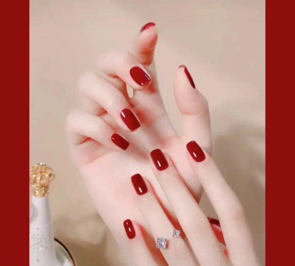 手黑适合什么颜色的美甲显白