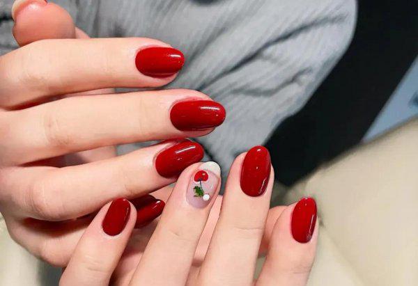 手黑适合什么颜色的美甲显白