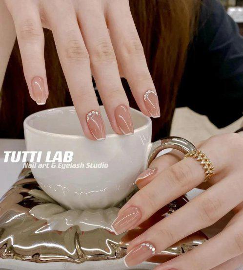 手黑适合什么颜色的美甲显白