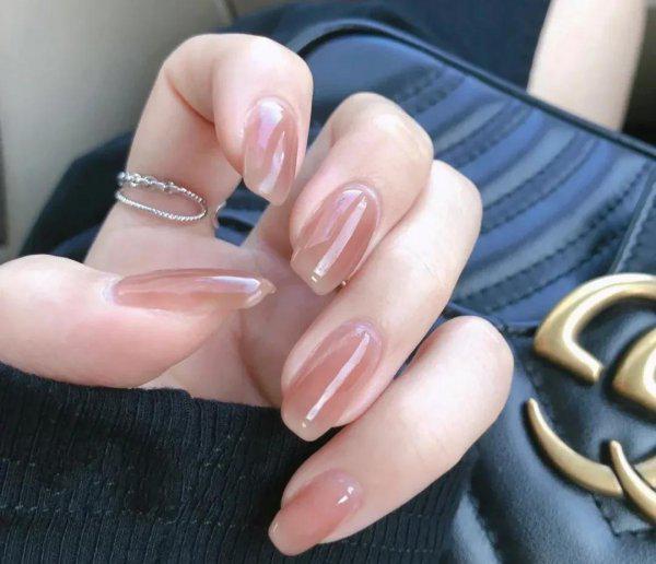 手黑适合什么颜色的美甲显白