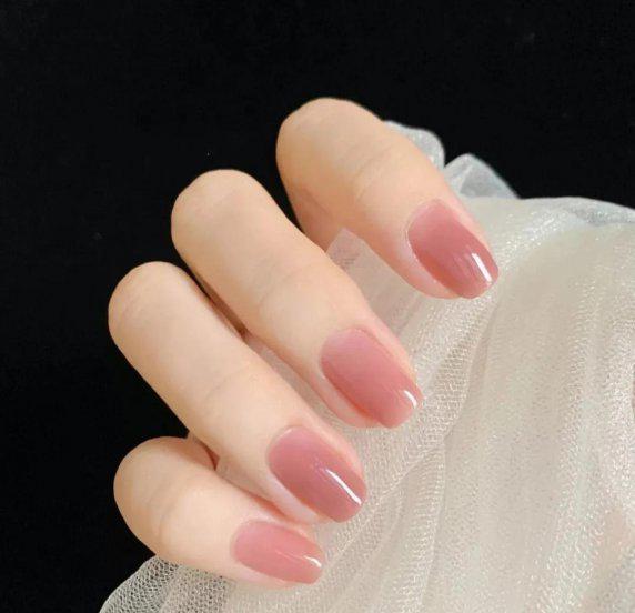 手黑适合什么颜色的美甲显白