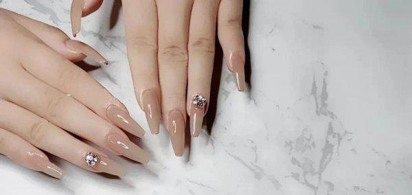 手黑适合什么颜色的美甲显白