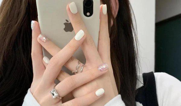 手黑适合什么颜色的美甲显白