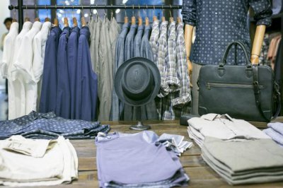 阔腿裤老吸腿怎么办 衣服上有静电总是贴在腿上如何处理