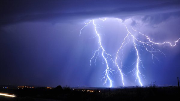 雷电是直流电还是交流电