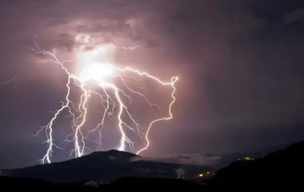 雷电是直流电还是交流电