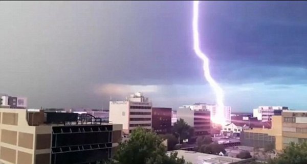 雷电是直流电还是交流电