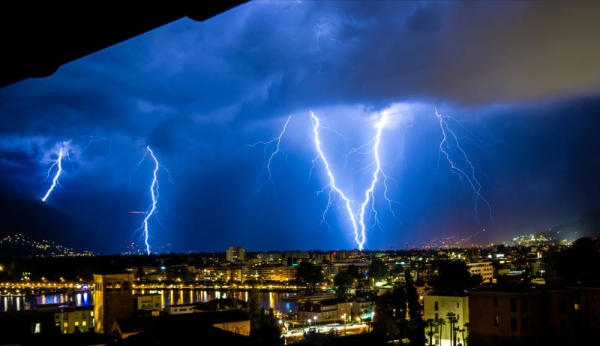 雷电是直流电还是交流电