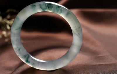 酸洗的翡翠镯子对身体有害吗 酸洗翡翠手镯前后对比