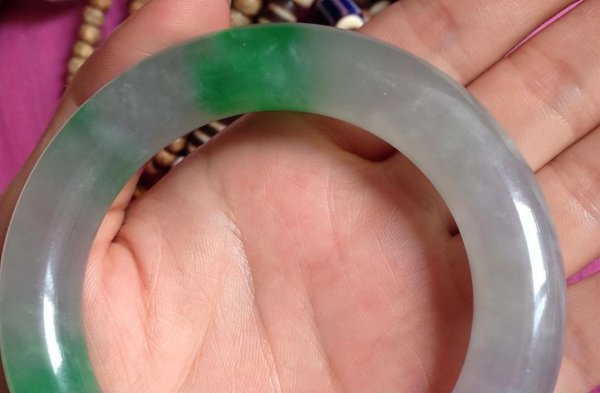 酸洗的翡翠镯子对身体有害吗