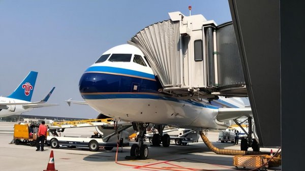 飞机托运是不是和我坐的飞机一起