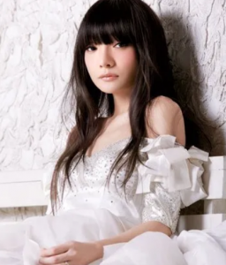 名模春晓个人资料简介 凭借《奋斗》走红春晓婚后恩爱如初