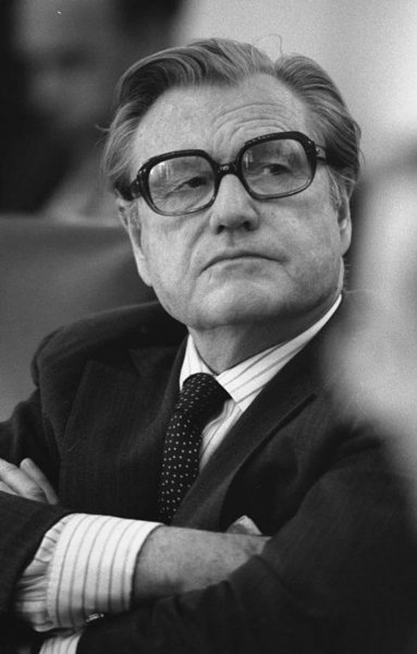 竖中指的由来和意思