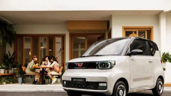 女士开的经济实惠的小车