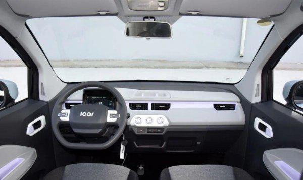 女士开的经济实惠的小车