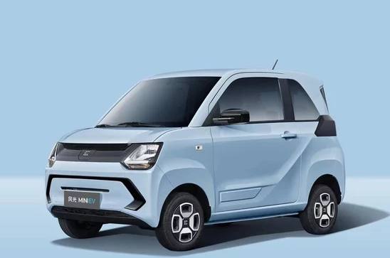 女士开的经济实惠的小车