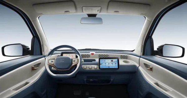 女士开的经济实惠的小车