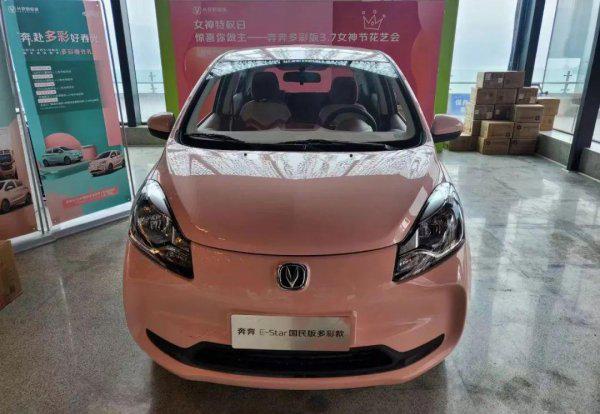 女士开的经济实惠的小车