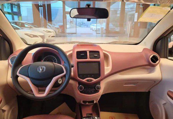 女士开的经济实惠的小车