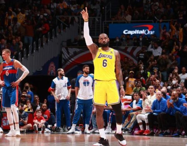 NBA詹姆斯的全名叫什么