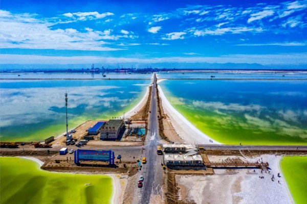 察尔汗盐湖位于哪里