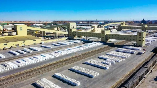 察尔汗盐湖位于哪里