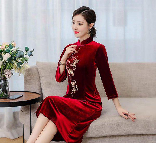 女儿出嫁妈妈穿什么服装合适