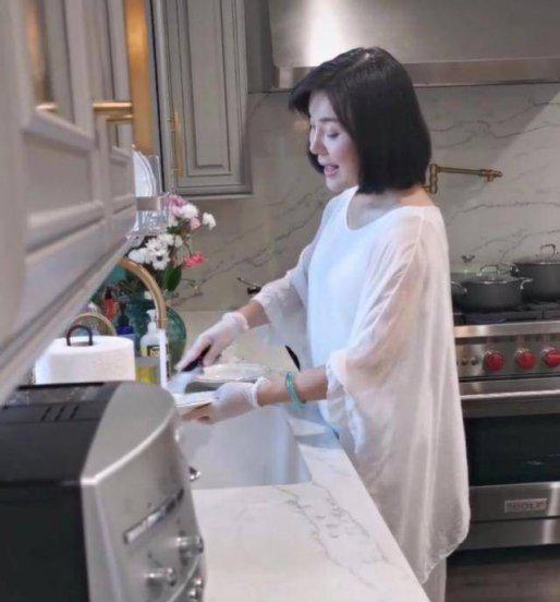 歌手陈红第一任丈夫是谁