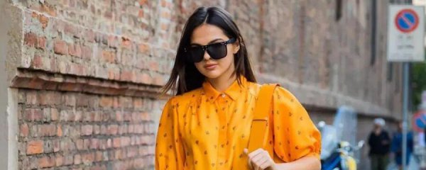 黄色上衣配什么颜色裤子