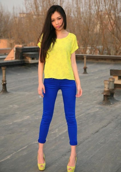 黄色上衣配什么颜色裤子