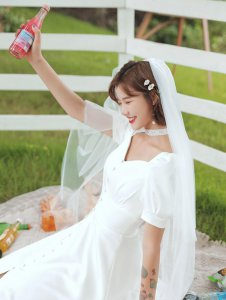 结婚穿婚纱里面下身穿什么衣服 拍婚纱照配服装发型搭配