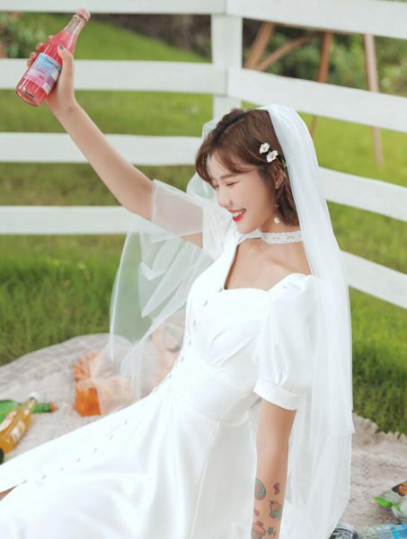 结婚穿婚纱里面下身穿什么衣服