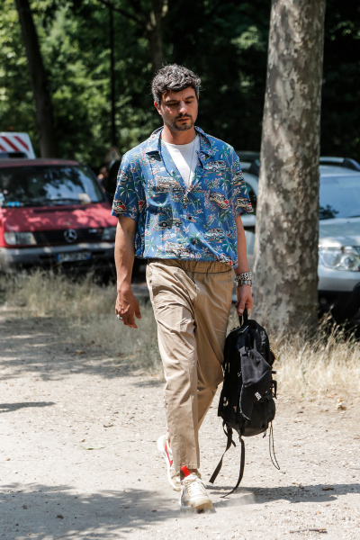 男士卡其色裤子搭配什么上衣好看