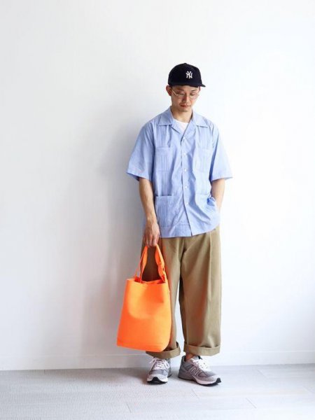 男士卡其色裤子搭配什么上衣好看