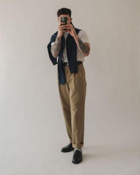 男士卡其色裤子搭配什么上衣好看