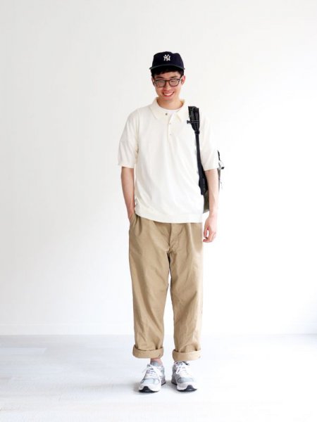 男士卡其色裤子搭配什么上衣好看