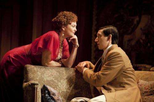 人生而自由却无往不在枷锁之中意思